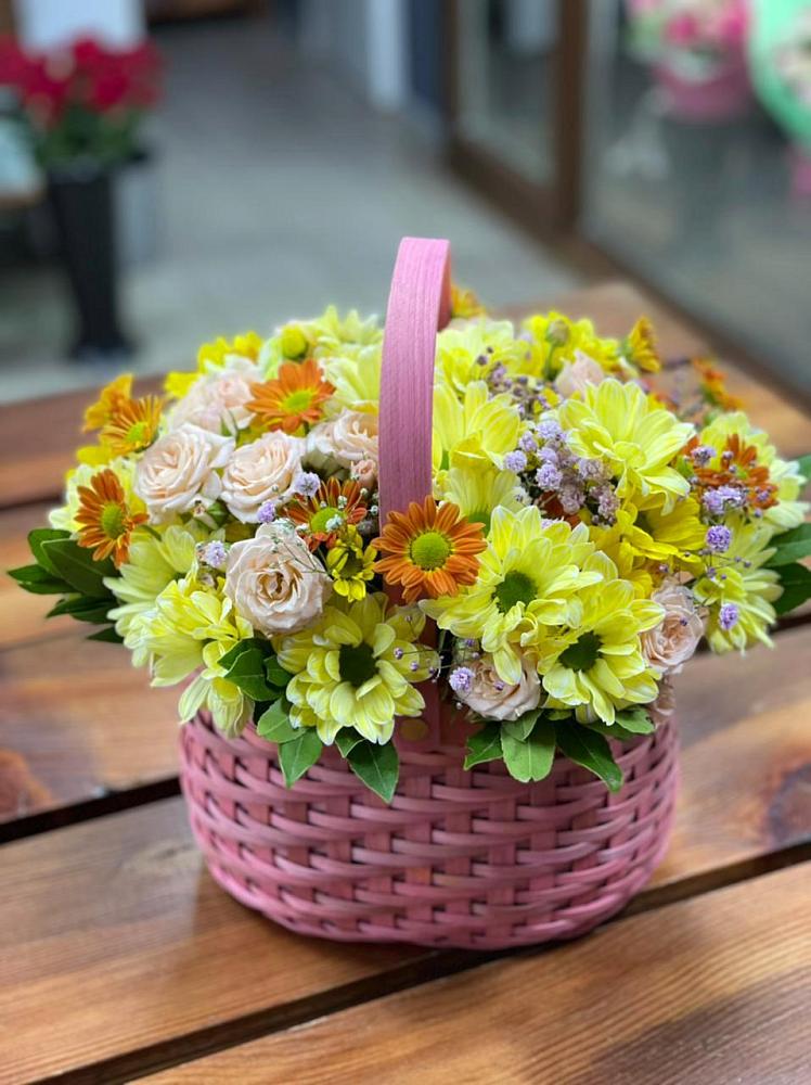 Цветочная композиция из Хризантемы и Розы в корзине в Сарманово