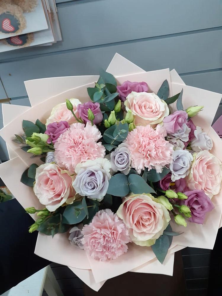 Букет цветов из: Розы, Гвоздики и Лизиантусы в Сарманово