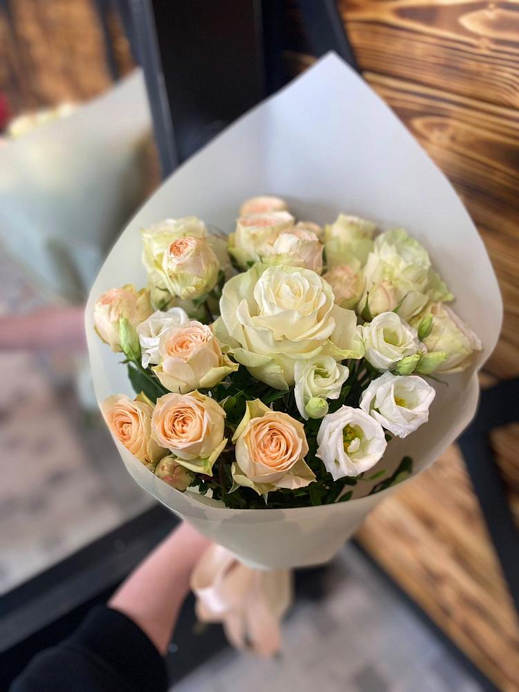 Букет цветов из: Розы и Лизиантусы в Сарманово